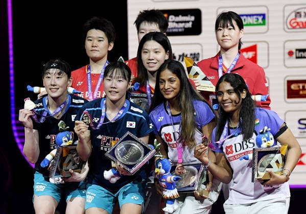 2026 BWF World Championships: Medallists of Women s Doubles New Delhi, Aug 23 (ANI): South Korea s Baek Ha-na and Lee So Hee (Gold), China s Liu Sheng Shu and Tan Ning (Silver), China s Li Yi Jing and Luo Xu Min (Bronze), and India s Treesa Jolly and Gayatri Gopichand Pullela (Bronze) from the women s doubles category pose for a photo with their medals at the BWF World Championships at Indira Gandhi Indoor Stadium, in New Delhi on Sunday. NEW DELHI Delhi India Copyright: xANIx ANI_20260823256