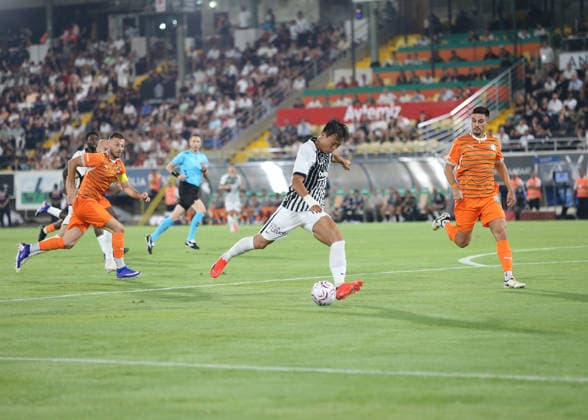 Alanyaspor v Besiktas - Turkish Super Lig ANTALYA, TURKIYE - AUGUST 23: Besiktas player Hyeongyu Oh (C) competes with an opponent during the Turkish Super Lig 2nd week match between Corendon Alanyaspor and Besiktas at Alanya Oba Stadium in Antalya, Turkiye on August 23, 2026. Fatih Hepokur Anadolu Antalya Turkey. Editorial use only. Please get in touch for any other usage.  Copyright: x2026xAnadoluxFatihxHepokurx