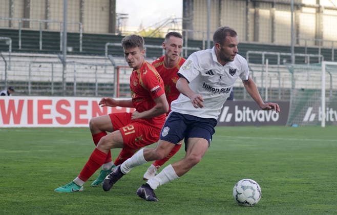 Phoenix Luebecks Julian Markvoot Beke im Duell mit zwei Gegenspielern Fussball, Saison 2026 2027, Maenner, Herren, DFB Pokal, 1. Hauptrunde, Stadion Lohmuehle, Phoenix Luebeck gegen SC Paderborn, 2-4 DFL REGULATIONS PROHIBIT ANY USE OF PHOTOGRAPHS AS IMAGE SEQUENCES AND OR QUASI-VIDEO. *** Phoenix Lübeck s Julian Markvoot Beke in a duel with two opponents; Soccer, 2026–2027 season, Men, DFB Cup, 1st Round, Lohmühle Stadium, Phoenix Lübeck vs. SC Paderborn, 2–4. DFL regulations prohibit any use of photographs as image sequences and or quasi-video.