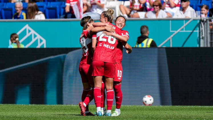 v.li.: Yuka Hirano (VfB, 19), Jana Beuschlein (VfB, 20), Haruka Osawa (VfB, 10), Spielerinnen vom VfB Stuttgart, Jubel nach dem Schlusspfiff, Freude über den Sieg, Sieger, Gewinner, jubelt, jubeln, fröhlich, positiv, freut sich, freuen, optimistisch, Highlight, Action, Aktion, 23.08.2026, Sinsheim (Deutschland), Fussball, Google Pixel Frauen-Bundesliga, TSG 1899 Hoffenheim - VfB Stuttgart, DFB DFL REGULATIONS PROHIBIT ANY USE OF PHOTOGRAPHS AS IMAGE SEQUENCES AND OR QUASI-VIDEO. *** From left: Yuka Hirano (VfB), 19, Jana Beuschlein (VfB), 20, Haruka Osawa (VfB), 10, VfB Stuttgart players, Celebration after the final whistle, joy over the victory, winners, celebrating, cheerful, positive, happy, optimistic, highlight, action, August 23, 2026, Sinsheim, Germany, soccer, Google Pixel Women’s Bundesliga, TSG 1899 Hoffenheim vs. VfB Stuttgart, DFB and DFL regulations prohibit any use of photographs as image sequences and or quasi-video xozx