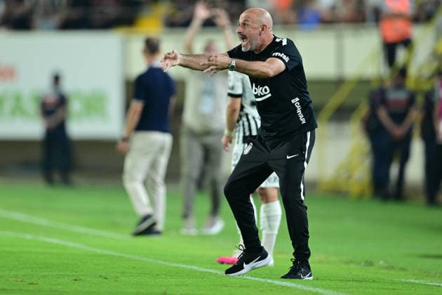Alanyaspor v Besiktas - Turkish Super Lig ANTALYA, TURKIYE - AUGUST 23: Besiktas head coach Vincenzo Italiano gestures from the sidelines during the Turkish Super Lig 2nd week match between Corendon Alanyaspor and Besiktas at Alanya Oba Stadium in Antalya, Turkiye on August 23, 2026. Orhan Cicek Anadolu Antalya Turkey. Editorial use only. Please get in touch for any other usage.  Copyright: x2026xAnadoluxOrhanxCicekx