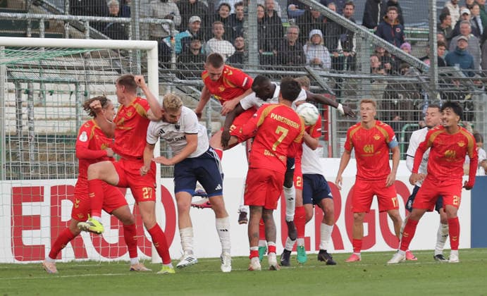 Gefahr im Paderborner Strafraum, Kopfball durch Luebecks Ousman Touray Fussball, Saison 2026 2027, Maenner, Herren, DFB Pokal, 1. Hauptrunde, Stadion Lohmuehle, Phoenix Luebeck gegen SC Paderborn, 2-4 DFL REGULATIONS PROHIBIT ANY USE OF PHOTOGRAPHS AS IMAGE SEQUENCES AND OR QUASI-VIDEO. *** Danger in Paderborn’s penalty area: a header by Lübeck’s Ousman Touray. Soccer, 2026–2027 season, Men, DFB Cup, 1st Round, Lohmühle Stadium, Phoenix Lübeck vs. SC Paderborn, 2:4 DFL regulations prohibit any use of photographs as image sequences and or quasi-video