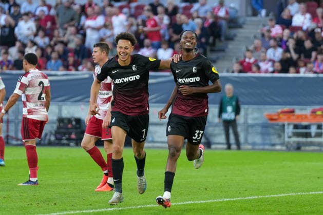 Derry Scherhant (SC Freiburg, 07), Jordy Makengo (SC Freiburg, 33) Torjubel, Emotionen, Torschuss, Abschluss, Torerfolg, Tor, Treffer , Deutschland, Fußball, 1. Runde, DFB Pokal, 2026 2027, Fortuna Düsseldorf vs. SC Freiburg, 23.08.2026, Merkur Spiel-Arena, Düsseldorf Düsseldorf Merkur Spiel-Arena Nordrhein-Westfalen Deutschland *** Derry Scherhant, SC Freiburg, 07; Jordy Makengo, SC Freiburg, 33; goal celebration, emotions, shot on goal, finish, goal scored, goal, hit, Germany, soccer, Round 1, DFB Cup, 2026–2027, Fortuna Düsseldorf vs. SC Freiburg, August 23, 2026, Merkur Spiel Arena, Düsseldorf, North Rhine-Westphalia, Germany Copyright: xArnexAmbergx