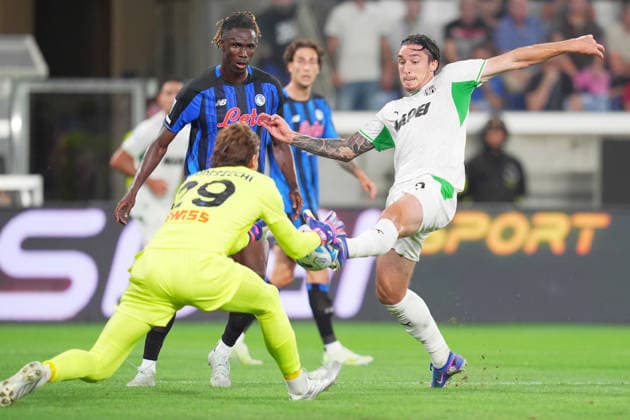 Atalanta s Marco Carnesecchi fights for the ball with Sassulo s Kieron Bowie during the Serie A soccer match between Atalanta and Sassuolo the New Balance Arena in Bergamo, north Italy - Sunday , August 23 , 2026. - Soccer  Copyright: xSpada LaPressex