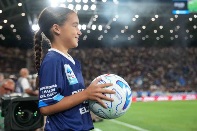 A girl carries the official ball during the Serie A soccer match between Atalanta and Sassuolo the New Balance Arena in Bergamo, north Italy - Sunday , August 23 , 2026. - Soccer  Copyright: xSpada LaPressex