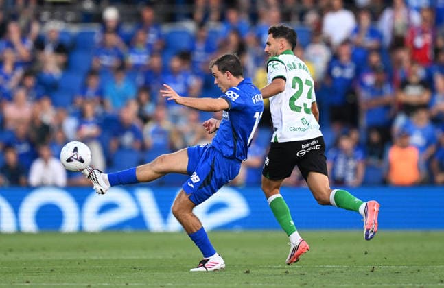 Getafe v Racing de Santander - La Liga MADRID, SPAIN - AUGUST 23: Ivan Martin (R) of Racing de Santander in action against Francho Serrano Gracia (L) of Getafe during the La Liga 2nd week football match between Getafe and Real Racing Club Santander at Coliseum Alfonso Perez Stadium in Madrid, Spain on August 23, 2026. Burak Akbulut Anadolu Madrid Spain. Editorial use only. Please get in touch for any other usage.  Copyright: x2026xAnadoluxBurakxAkbulutx