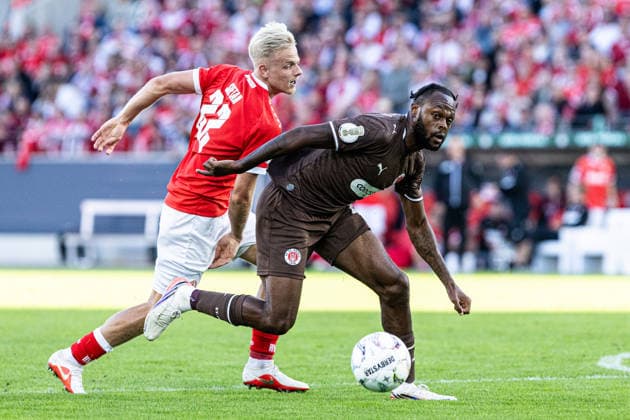DFB-Pokal, 2026 2027, 1. Runde: Rot-Weiss Essen - FC St. Pauli; 23.08.2026 Janne Sietan (Rot-Weiss Essen, 22), Ricky-Jade Jones (FC St. Pauli, 26) DFB-Pokal, 2026 2027, 1. Runde: Rot-Weiss Essen - FC St. Pauli; Stadion an der Hafenstraße, Essen; 23.08.2026 DFB regulations prohibit any use of photographs as image sequences and or quasi video. *** DFB Cup, 2026–2027, First Round: Rot-Weiss Essen vs. FC St. Pauli, August 23, 2026—Janne Sietan (Rot-Weiss Essen, 22) and Ricky Jade Jones (FC St. Pauli, 26)—DFB Cup, 2026–2027, First Round: Rot-Weiss Essen vs. FC St. Pauli, Stadion an der Hafenstraße, Essen, August 23, 2026. DFB regulations prohibit any use of photographs as image sequences and or quasi-video. Copyright: xBEAUTIFULxSPORTS Buriakovx