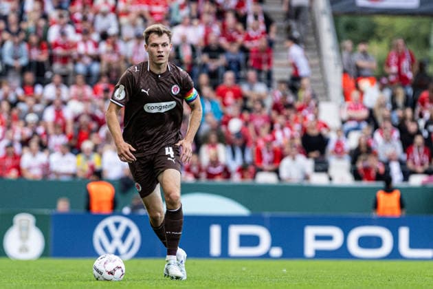 DFB-Pokal, 2026 2027, 1. Runde: Rot-Weiss Essen - FC St. Pauli; 23.08.2026 David Nemeth (FC St. Pauli, 4) DFB-Pokal, 2026 2027, 1. Runde: Rot-Weiss Essen - FC St. Pauli; Stadion an der Hafenstraße, Essen; 23.08.2026 DFB regulations prohibit any use of photographs as image sequences and or quasi video. *** DFB Cup, 2026–2027, 1st Round: Rot-Weiss Essen vs. FC St. Pauli, August 23, 2026, David Nemeth, FC St. Pauli, 4 DFB Cup, 2026–2027, First Round: Rot-Weiss Essen vs. FC St. Pauli, Stadion an der Hafenstraße, Essen, August 23, 2026. DFB regulations prohibit any use of photographs as image sequences and or quasi-video. Copyright: xBEAUTIFULxSPORTS Buriakovx