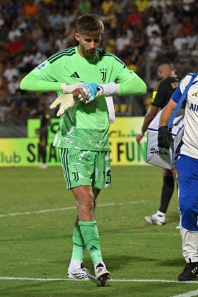 IPA87740356 - Guglielmo Vicario of Juventus leaves the field after suffering an injury during the 2026–2027 Serie A match between Frosinone and Juventus at Benito Stirpe Stadium in Frosinone, Italy, on August 23, 2026. Mattia Vian  Copyright: xMattiaxVian IPAxSportx xx 87740356