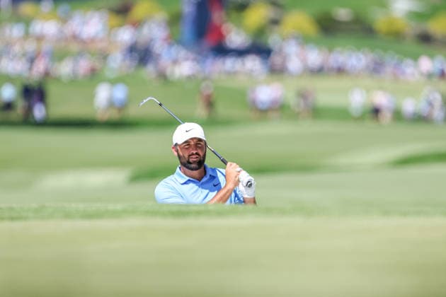 AUG 23, 2026: Scottie Scheffler of the United States looks at the hole from the bunker during the final round of the BMW Championship at Bellerive Country Club in St. Louis, Missouri. CSM PGA, Golf Herren 2026: BMW Championship Aug 23  - ZUMAc04_ 20260823_zma_c04_066 Copyright: xRomanxPunox