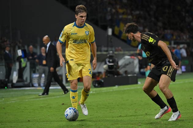 IPA87740429 - Alessio Zerbin of Frosinone and Kenan Yildiz of Juventus during the 2026–2027 Serie A match between Frosinone and Juventus at Benito Stirpe Stadium in Frosinone, Italy, on August 23, 2026. Mattia Vian  Copyright: xMattiaxVian IPAxSportx xx 87740429
