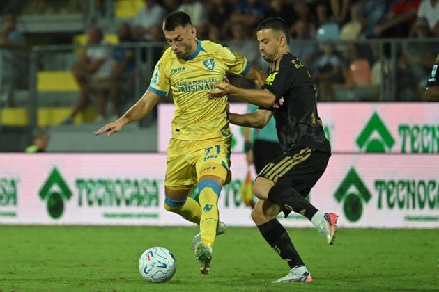 IPA87740462 - Aleksa Terzic of Frosinone and Edon Zhegrova of Juventus during the 2026–2027 Serie A match between Frosinone and Juventus at Benito Stirpe Stadium in Frosinone, Italy, on August 23, 2026. Mattia Vian  Copyright: xMattiaxVian IPAxSportx xx 87740462