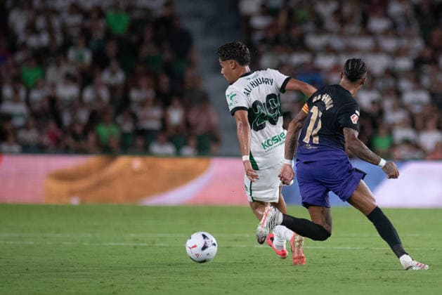 August 23, 2026, Elche, Alicante, Spain: 29 ALI HOUARY dribble against 11 RAPHINHA during the match between Elche CF and FC Barcelona, Barca from LaLiga EASports, matchweek 2, disputed at the MartoÂ­nez Valero stadium, Alicante Elche Spain - ZUMAc290 20260823_zsp_c290_034 Copyright: xJordixCantox
