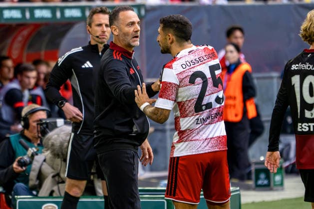 23.08.2026, xkkux, Fußball, Fortuna Düsseldorf - SC Freiburg, 1. Runde DFB-Pokal 2026 27, MERKUR SPIEL-ARENA, Saison 2026 2027: Cheftrainer Alexander Ende (Fortuna Düsseldorf hc) gestikulierend am Spielfeldrand neben Matthias Zimmermann (Fortuna Düsseldorf 25) DFB regulations prohibit any use of photographs as image sequences and or quasi-video. Nordrhein-Westfalen Deutschland *** August 23, 2026, xkkux, Soccer, Fortuna Düsseldorf vs. SC Freiburg, 1st Round of the 2026–27 DFB Cup, MERKUR SPIEL ARENA, 2026–2027 season. Head coach Alexander Ende of Fortuna Düsseldorf (HC) gesturing on the sideline next to Matthias Zimmermann of Fortuna Düsseldorf. DFB regulations prohibit any use of photographs as image sequences and or quasi-video. North Rhine-Westphalia, Germany