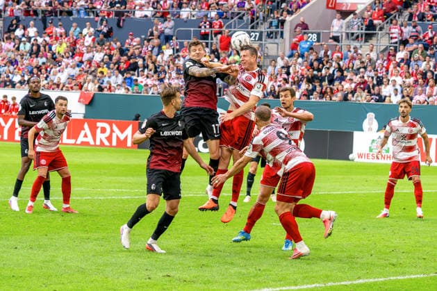 23.08.2026, xkkux, Fußball, Fortuna Düsseldorf - SC Freiburg, 1. Runde DFB-Pokal 2026 27, MERKUR SPIEL-ARENA, Saison 2026 2027: Strafraumaktion Lukas Kübler (SC Freiburg 17) im Zweikampf gegen Dominique Heintz (Fortuna Düsseldorf 03) DFB regulations prohibit any use of photographs as image sequences and or quasi-video. Nordrhein-Westfalen Deutschland *** August 23, 2026, xkkux, Soccer, Fortuna Düsseldorf vs. SC Freiburg, Round 1 of the 2026–27 DFB Cup, MERKUR SPIEL ARENA, 2026–2027 season: Lukas Kübler (SC Freiburg 17) in a duel with Dominique Heintz (Fortuna Düsseldorf 03) in the penalty area. DFB regulations prohibit any use of photographs as image sequences and or quasi-video. North Rhine-Westphalia, Germany