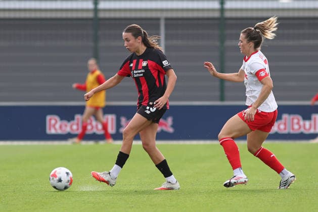 Google Pixel Frauen-Bundesliga, RB Leipzig - Bayer Leverkusen; 23.08.2026 Loreen Bender (19, Bayer Leverkusen) vor Sandra Starke (13, RB Leipzig) am Ball. Fußball, Google Pixel Frauen-Bundesliga, Saison 2026 2027, 1. Spieltag: RB Leipzig vs. Bayer 04 Leverkusen am 23.08.2026, Trainingszentrum Cottaweg, Leipzig. DFB REGULATIONS PROHIBIT ANY USE OF PHOTOGRAPHS AS IMAGE SEQUENCES AND OR QUASI-VIDEO. *** Google Pixel Women s Bundesliga, RB Leipzig vs. Bayer Leverkusen, August 23, 2026; Loreen Bender (19), Bayer Leverkusen, ahead of Sandra Starke (13), RB Leipzig in possession; soccer, Google Pixel Women s Bundesliga, 2026–2027 season, Matchday 1: RB Leipzig vs. Bayer 04 Leverkusen on August 23, 2026, Cottaweg Training Center, Leipzig. DFB regulations prohibit any use of photographs as image sequences and or quasi-video. Copyright: xBEAUTIFULxSPORTS JanxKaeferx