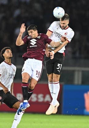 August 23, 2026, Turin, Italy: Torino s Giovanni Simeone and Milan s Pavlovic in action during the italian Serie A soccer match Torino FC vs AC Milan at the Olimpico Grande Torino Stadium in Turin, Italy, 23 August 2026 ANSA ALESSANDRO DI MARCO. Serie A: Torino FC Vs AC Milan  - ZUMAa110 20260823_zaf_a110_072 Copyright: xAlessandroxDixMarcox