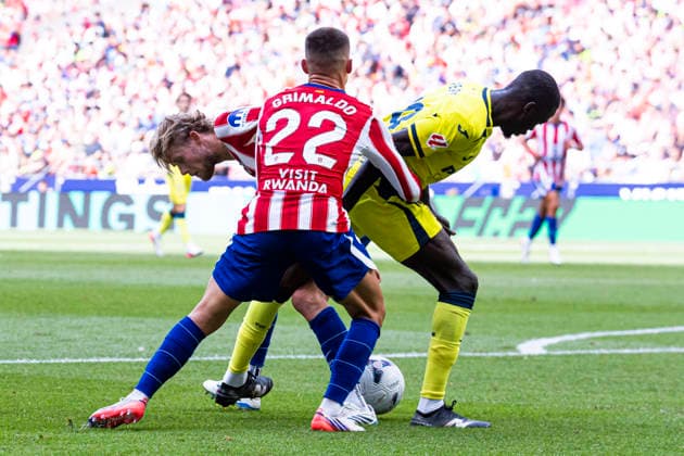 ESP: Atletico de Madrid v Villarreal CF La Liga EA Sports Nicolas Pepe of Villarreal protects the ball against Alejandro Grimaldo and Morten Hjulmand of Atletico de Madrid during La Liga EA Sports match between Atletico de Madrid and Villarreal CF at Estadio Riyadh Air Metropolitano on August 23, 2026 in Madrid, Spain. Madrid Madrid Spain Football *** ESP Atlético de Madrid vs. Villarreal CF La Liga EA Sports: Nicolas Pepe of Villarreal shields the ball from Alejandro Grimaldo and Morten Hjulmand of Atlético de Madrid during the La Liga EA Sports match between Atlético de Madrid and Villarreal CF at Estadio Riyadh Air Metropolitano on August 23, 2026 in Madrid, Spain Madrid Madrid Spain Soccer Copyright: xAlejandroxMatiasx