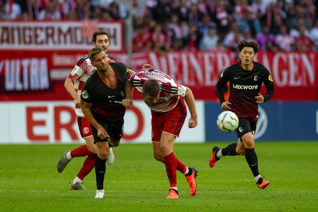 23.08.2026, GER, Fussball, Herren, DFB Pokal , Saison 2026 2027, Fortuna Düsseldorf - SC Freiburg Lucas Höler (SCF) und Dominique Heintz (F95) im Kampf um den Ball *** August 23, 2026, GER, Soccer, Men s, DFB Cup, 2026–2027 Season, Fortuna Düsseldorf vs. SC Freiburg: Lucas Höler (SCF) and Dominique Heintz (F95) battle for the ball Copyright: xSvenxHanischx
