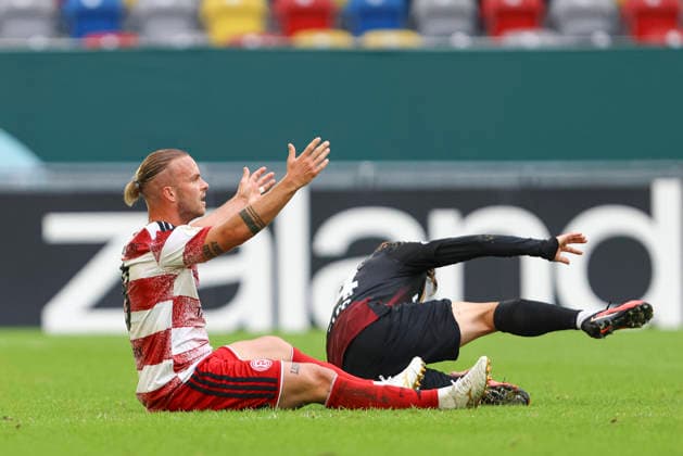 Jorrit Hendrix (Fortuna Duesseldorf) am boden, gestikuliert, Gestik waehrend des Spiels der 1. Runde des DFB-Pokal zwischen Fortuna Duesseldorf und SC Freiburg, Merkur Spiel-Arena am 23. August 2026 in Duesseldorf, Deutschland. (Foto von Oliver Kaelke DeFodi Images) +++ Jorrit Hendrix (Fortuna Duesseldorf) on the ground, gestures during the 1st round match of the DFB-Pokal between Fortuna Duesseldorf and SC Freiburg at Merkur Spiel-Arena on August 23, 2026 in Dusseldorf, Germany. (Photo by Oliver Kaelke DeFodi Images) DFB DFL REGULATIONS PROHIBIT ANY USE OF PHOTOGRAPHS AS IMAGE SEQUENCES AND OR QUASI-VIDEO. (Photo by Oliver Kaelke DeFodi Images) - *** Jorrit Hendrix of Fortuna Düsseldorf on the ground, gesturing during the first-round match of the DFB Cup between Fortuna Düsseldorf and SC Freiburg at the Merkur Spiel Arena on August 23, 2026, in Düsseldorf, Germany. Photo by Oliver Kaelke, DeFodi Images. Jorrit Hendrix of Fortuna Düsseldorf on the ground, gesturing during the first-round match of the DFB Cup between Fortuna Düsseldorf and SC Freiburg at Merkur Spiel Arena on August 23, 2026 in Düsseldorf, Germany. Photo by Oliver Kaelke, DeFodi Images. DFB and DFL regulations prohibit any use of photographs as image sequences and or quasi-video. Photo by Oliver Kaelke, DeFodi Images
