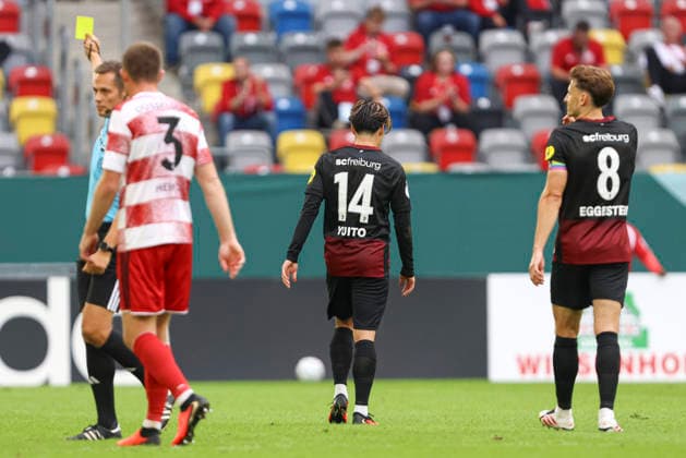 Yuito Suzuki (SC Freiburg) erhaelt die gelbe Karte waehrend des Spiels der 1. Runde des DFB-Pokal zwischen Fortuna Duesseldorf und SC Freiburg, Merkur Spiel-Arena am 23. August 2026 in Duesseldorf, Deutschland. (Foto von Oliver Kaelke DeFodi Images) +++ Yuito Suzuki (SC Freiburg) gets the yellow card during the 1st round match of the DFB-Pokal between Fortuna Duesseldorf and SC Freiburg at Merkur Spiel-Arena on August 23, 2026 in Dusseldorf, Germany. (Photo by Oliver Kaelke DeFodi Images) DFB DFL REGULATIONS PROHIBIT ANY USE OF PHOTOGRAPHS AS IMAGE SEQUENCES AND OR QUASI-VIDEO. (Photo by Oliver Kaelke DeFodi Images) - *** Yuito Suzuki of SC Freiburg receives a yellow card during the first-round DFB Cup match between Fortuna Düsseldorf and SC Freiburg at the Merkur Spiel Arena on August 23, 2026, in Düsseldorf, Germany. Photo by Oliver Kaelke, DeFodi Images. Yuito Suzuki of SC Freiburg receives a yellow card during the first-round match of the DFB Cup between Fortuna Düsseldorf and SC Freiburg at Merkur Spiel Arena on August 23, 2026 in Düsseldorf, Germany. Photo by Oliver Kaelke, DeFodi Images. DFB and DFL regulations prohibit any use of photographs as image sequences and or quasi-video. Photo by Oliver Kaelke, DeFodi Images.