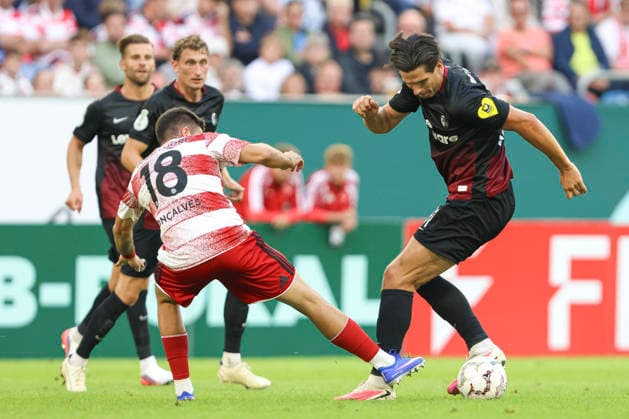 Miguel Goncalves (Fortuna Duesseldorf) und Igor Matanovic (SC Freiburg) im Zweikampf waehrend des Spiels der 1. Runde des DFB-Pokal zwischen Fortuna Duesseldorf und SC Freiburg, Merkur Spiel-Arena am 23. August 2026 in Duesseldorf, Deutschland. (Foto von Oliver Kaelke DeFodi Images) +++ Miguel Goncalves (Fortuna Duesseldorf) und Igor Matanovic (SC Freiburg) battle for the ball during the 1st round match of the DFB-Pokal between Fortuna Duesseldorf and SC Freiburg at Merkur Spiel-Arena on August 23, 2026 in Dusseldorf, Germany. (Photo by Oliver Kaelke DeFodi Images) DFB DFL REGULATIONS PROHIBIT ANY USE OF PHOTOGRAPHS AS IMAGE SEQUENCES AND OR QUASI-VIDEO. (Photo by Oliver Kaelke DeFodi Images) - *** Miguel Goncalves of Fortuna Düsseldorf and Igor Matanovic of SC Freiburg battle for the ball during the first-round match of the DFB Cup between Fortuna Düsseldorf and SC Freiburg at the Merkur Spiel Arena on August 23, 2026, in Düsseldorf, Germany. Photo by Oliver Kaelke, DeFodi Images. Miguel Goncalves of Fortuna Düsseldorf and Igor Matanovic of SC Freiburg battle for the ball during the first-round match of the DFB Cup between Fortuna Düsseldorf and SC Freiburg at Merkur Spiel Arena on August 23, 2026 in Düsseldorf, Germany. Photo by Oliver Kaelke, DeFodi Images. DFB and DFL regulations prohibit any use of photographs as image sequences and or quasi-video. Photo by Oliver Kaelke, DeFodi Images.