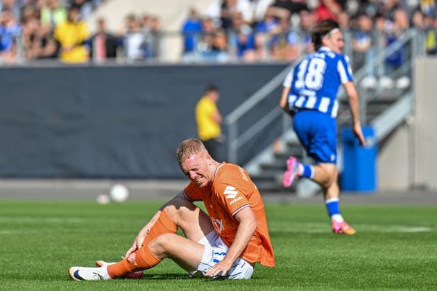 Fußball I Herren I Saison 2026-2027 I DFB-Pokal I FC Carl Zeiss Jena - SV Darmstadt 98 I 23.08.2026 Kai Klefisch (17, SV Darmstadt 98) sitzt nach einem Zweikampf verletzt am Boden Jena Ernst-Abbe-Sportfeld, ad hoc Arena Thüringen Deutschland *** Soccer I Men s I 2026–2027 Season I DFB Cup I FC Carl Zeiss Jena vs. SV Darmstadt 98 I August 23, 2026 Kai Klefisch 17, SV Darmstadt 98 player lies injured on the ground after a tackle at Jena’s Ernst Abbe Sportfeld, ad hoc Arena, Thuringia, Germany Copyright: xLobeca InesxHähnelx