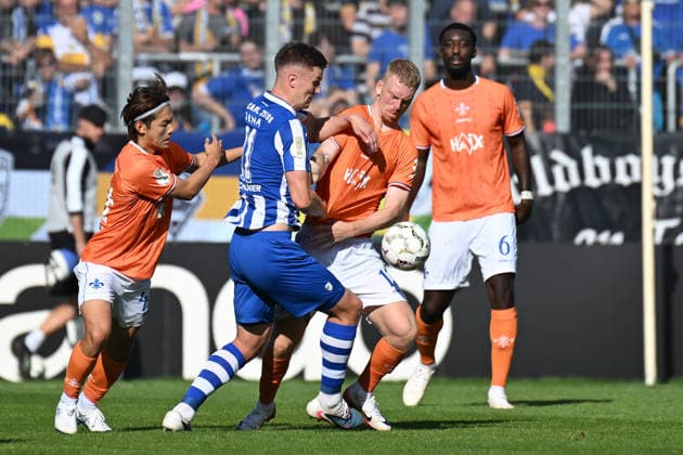 Fußball I Herren I Saison 2026-2027 I DFB-Pokal I FC Carl Zeiss Jena - SV Darmstadt 98 I 23.08.2026 Yosuke Furukawa (44, SV Darmstadt 98), Luca Wollschläger (11, FC Carl Zeiss Jena), Kai Klefisch (17, SV Darmstadt 98), Patric Pfeiffer (6, SV Darmstadt 98) Jena Ernst-Abbe-Sportfeld, ad hoc Arena Thüringen Deutschland *** Soccer Men s 2026–2027 Season DFB Cup FC Carl Zeiss Jena vs. SV Darmstadt 98 August 23, 2026 Yosuke Furukawa 44, SV Darmstadt 98, Luca Wollschläger 11, FC Carl Zeiss Jena, Kai Klefisch 17, SV Darmstadt 98, Patric Pfeiffer 6, SV Darmstadt 98 Jena Ernst Abbe Sportfeld, ad hoc Arena Thuringia, Germany Copyright: xLobeca InesxHähnelx