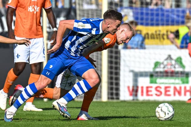 Fußball I Herren I Saison 2026-2027 I DFB-Pokal I FC Carl Zeiss Jena - SV Darmstadt 98 I 23.08.2026 Zweikampf Luca Wollschläger (11, FC Carl Zeiss Jena), Kai Klefisch (17, SV Darmstadt 98) Jena Ernst-Abbe-Sportfeld, ad hoc Arena Thüringen Deutschland *** Soccer I Men s I 2026–2027 Season I DFB Cup I FC Carl Zeiss Jena vs. SV Darmstadt 98 I August 23, 2026 Tackle by Luca Wollschläger (11), FC Carl Zeiss Jena, Kai Klefisch 17, SV Darmstadt 98 Jena Ernst Abbe Sportfeld, ad hoc Arena Thuringia, Germany Copyright: xLobeca InesxHähnelx