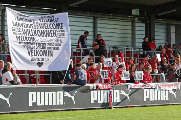 Google Pixel Frauen-Bundesliga, RB Leipzig - Bayer Leverkusen; 23.08.2026 Fans im Fanblock heißen mit einer großen Fahne und Schildern mit Namen der Spielerinnen die Neuzugänge im Team von RB Leipzig willkommen. Fußball, Google Pixel Frauen-Bundesliga, Saison 2026 2027, 1. Spieltag: RB Leipzig vs. Bayer 04 Leverkusen am 23.08.2026, Trainingszentrum Cottaweg, Leipzig. DFB REGULATIONS PROHIBIT ANY USE OF PHOTOGRAPHS AS IMAGE SEQUENCES AND OR QUASI-VIDEO. *** Google Pixel Women s Bundesliga, RB Leipzig vs. Bayer Leverkusen, August 23, 2026. Fans in the fan section welcome the new additions to the RB Leipzig team with a large flag and signs bearing the players names. Soccer, Google Pixel Women s Bundesliga, 2026–2027 season, Matchday 1: RB Leipzig vs. Bayer 04 Leverkusen on August 23, 2026, Cottaweg Training Center, Leipzig. DFB regulations prohibit any use of photographs as image sequences and or quasi-video. Copyright: xBEAUTIFULxSPORTS JanxKaeferx