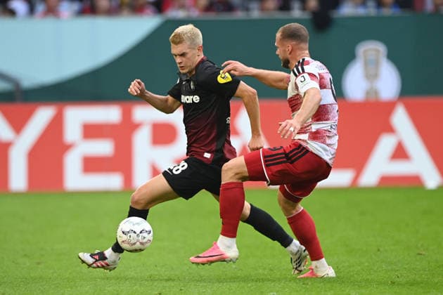 Matthias GINTER (FR) gegen Eric HOTTMANN (D) Aktion, Zweikampf, Fussball DFB Pokal, 1. Hauptrunde, Fortuna Duesseldorf (D) - SC Freiburg (FR) 1-5 am 23.08.2026 in der Merkur Spiel Arena Duesseldorf Deutschland. DFL DFB regulations prohibit any use of photographs as image sequences and or quasi-video Â *** Matthias GINTER (FR) vs. Eric HOTTMANN (D) – Action, Tackle, Soccer, DFB Cup, 1st Round, Fortuna Düsseldorf (D) vs. SC Freiburg (FR) 1–5 on August 23, 2026, at the Merkur Spiel Arena in Düsseldorf, Germany. DFL and DFB regulations prohibit any use of photographs as image sequences and or quasi-video.