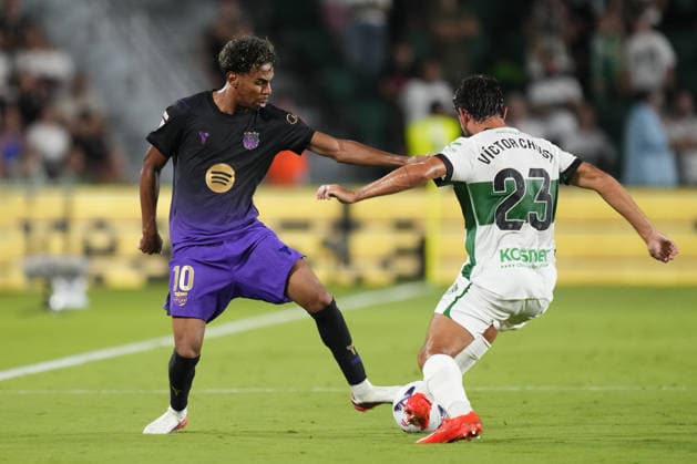 Elche CF v FC Barcelona, Barca - LaLiga ELCHE, SPAIN - AUGUST 23: Lamine Yamal right winger of Barcelona and Spain and Víctor Chust centre-back of Elche and Spain compete for the ball during the La Liga EA Sports 2026 27 match between Elche CF and FC Barcelona at Estadio Manuel Martinez Valero on August 23, 2026 in Elche, Spain. Jose Hernandez Anadolu Elche Spain. Editorial use only. Please get in touch for any other usage.  Copyright: x2026xAnadoluxJosexHernandezx