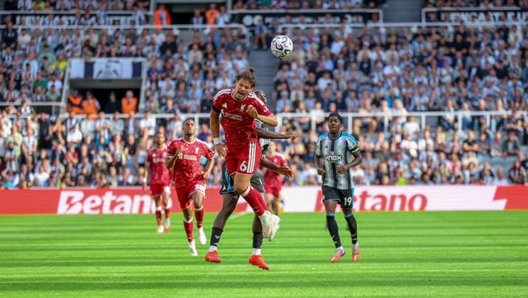 Newcastle United v Liverpool, Premier League Liverpool defender Milos Kerkez (6) is fouled during the Premier League match between Newcastle United and Liverpool at St. James s Park, Newcastle, UK on 23 August 2026. Editorial use only DataCo restrictions apply See www.football-dataco.com , Copyright: xSimonxDaviesx PSI-24722-0223
