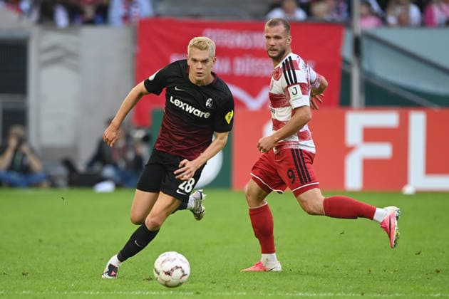 Matthias GINTER (FR) gegen Eric HOTTMANN (D) Aktion, Zweikampf, Fussball DFB Pokal, 1. Hauptrunde, Fortuna Duesseldorf (D) - SC Freiburg (FR) 1-5 am 23.08.2026 in der Merkur Spiel Arena Duesseldorf Deutschland. DFL DFB regulations prohibit any use of photographs as image sequences and or quasi-video Â *** Matthias GINTER (FR) vs. Eric HOTTMANN (D) Action, Tackle, Soccer, DFB Cup, 1st Round, Fortuna Düsseldorf (D) vs. SC Freiburg (FR) 1–5 on August 23, 2026, at the Merkur Spiel Arena in Düsseldorf, Germany. DFL and DFB regulations prohibit any use of photographs as image sequences and or quasi-video.