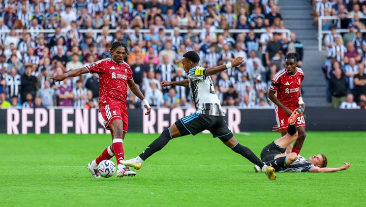 Newcastle United v Liverpool, Premier League Liverpool defender JÃ rÃ my Jacquet (5) during the Premier League match between Newcastle United and Liverpool at St. James s Park, Newcastle, UK on 23 August 2026. Editorial use only DataCo restrictions apply See www.football-dataco.com , Copyright: xSimonxDaviesx PSI-24722-0258