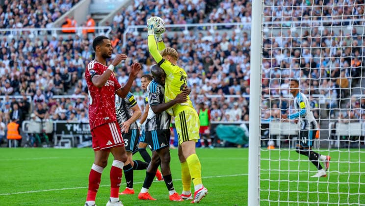 Newcastle United v Liverpool, Premier League Newcastle United Hornicek (21) catches the Ball as Newcastle United forward Yoane Wissa (9) hugs him during the Premier League match between Newcastle United and Liverpool at St. James s Park, Newcastle, UK on 23 August 2026. Editorial use only DataCo restrictions apply See www.football-dataco.com , Copyright: xSimonxDaviesx PSI-24722-0271