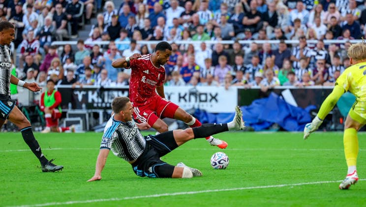 Newcastle United v Liverpool, Premier League Newcastle United defender Sven Botman (4) blocks the short from Liverpool forward Cody Gakpo (18) during the Premier League match between Newcastle United and Liverpool at St. James s Park, Newcastle, UK on 23 August 2026. Editorial use only DataCo restrictions apply See www.football-dataco.com , Copyright: xSimonxDaviesx PSI-24722-0272
