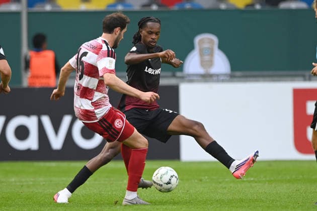 Jordy MAKENGO (FR) gegen Marcel BENGER (D) Aktion, Zweikampf, Fussball DFB Pokal, 1. Hauptrunde, Fortuna Duesseldorf (D) - SC Freiburg (FR) 1-5 am 23.08.2026 in der Merkur Spiel Arena Duesseldorf Deutschland. DFL DFB regulations prohibit any use of photographs as image sequences and or quasi-video Â *** Jordy MAKENGO (FR) vs. Marcel BENGER (D) – Action, Tackle, Soccer, DFB Cup, 1st Round, Fortuna Düsseldorf (Germany) vs. SC Freiburg (France) 1–5 on August 23, 2026, at the Merkur Spiel Arena in Düsseldorf, Germany. DFL and DFB regulations prohibit any use of photographs as image sequences and or quasi-video. Â