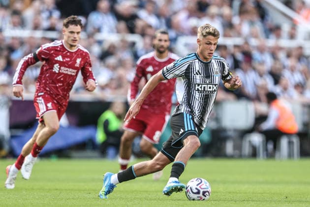 Premier League: Newcastle Untied v Liverpool Sean Steur of Newcastle United breaks with the ball during the Premier League match Newcastle Untied vs Liverpool at St. James s Park, Newcastle, United Kingdom on 23 August 2026 (Photo by Alfie Cosgrove News Images) Newcastle St. James s Park Tyne and Wear United Kingdom Copyright: xAlfiexCosgrove NewsxImagesx