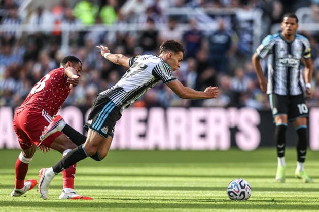 Premier League: Newcastle Untied v Liverpool Amar DediÄ‡ of Newcastle United is fouled by Cody Gakpo of Liverpool during the Premier League match Newcastle Untied vs Liverpool at St. James s Park, Newcastle, United Kingdom on 23 August 2026 (Photo by Alfie Cosgrove News Images) Newcastle St. James s Park Tyne and Wear United Kingdom Copyright: xAlfiexCosgrove NewsxImagesx