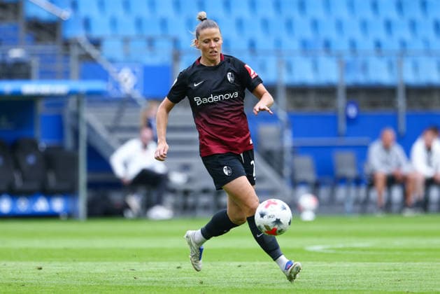 Jana Vojtekova (SC Freiburg, 20) am Ball, Freisteller, Einzelbild, Ganzkörper, Aktion, Action, Spielszene, DIE DFB-RICHTLINIEN UNTERSAGEN JEGLICHE NUTZUNG VON FOTOS ALS SEQUENZBILDER UND ODER VIDEOÄHNLICHE FOTOSTRECKEN. DFB REGULATIONS PROHIBIT ANY USE OF PHOTOGRAPHS AS IMAGE SEQUENCES AND OR QUASI-VIDEO., 23.08.2026, Hamburg (Deutschland), Fussball, Google Pixel Frauen-Bundesliga, Hamburger SV - SC Freiburg *** Jana Vojtekova, SC Freiburg, age 20, on the ball, isolated shot, single frame, full-body, action, game scene, DFB REGULATIONS PROHIBIT ANY USE OF PHOTOGRAPHS AS SEQUENCE IMAGES AND OR VIDEO-LIKE PHOTO SEQUENCES DFB REGULATIONS PROHIBIT ANY USE OF PHOTOGRAPHS AS IMAGE SEQUENCES AND OR QUASI-VIDEO, August 23, 2026, Hamburg, Germany, Soccer, Google Pixel Women’s Bundesliga, Hamburger SV vs. SC Freiburg xobx