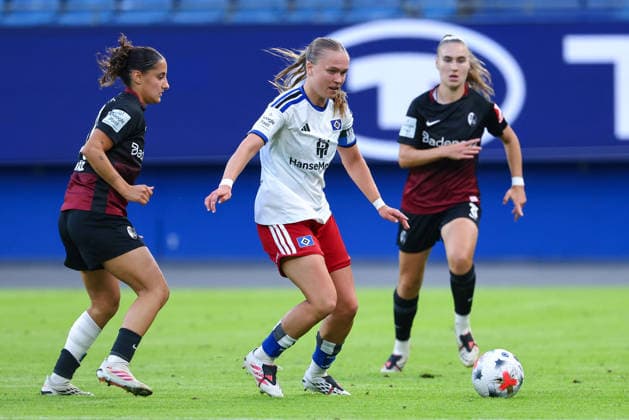 v.li.: Ilayda Acikgöz (SC Freiburg, 30) und Annaleen Böhler (Hamburger SV, HSV, 6) im Zweikampf, Duell, Dynamik, Aktion, Action, Spielszene, DIE DFB-RICHTLINIEN UNTERSAGEN JEGLICHE NUTZUNG VON FOTOS ALS SEQUENZBILDER UND ODER VIDEOÄHNLICHE FOTOSTRECKEN. DFB REGULATIONS PROHIBIT ANY USE OF PHOTOGRAPHS AS IMAGE SEQUENCES AND OR QUASI-VIDEO., 23.08.2026, Hamburg (Deutschland), Fussball, Google Pixel Frauen-Bundesliga, Hamburger SV - SC Freiburg *** v li Ilayda Acikgöz (SC Freiburg), 30, and Annaleen Böhler (Hamburger SV, HSV), 6, in a one-on-one battle, duel, dynamic moment, action, game scene, DFB REGULATIONS PROHIBIT ANY USE OF PHOTOGRAPHS AS SEQUENCE IMAGES AND OR VIDEO-LIKE PHOTO SERIES DFB REGULATIONS PROHIBIT ANY USE OF PHOTOGRAPHS AS IMAGE SEQUENCES AND OR QUASI-VIDEO, August 23, 2026, Hamburg, Germany, soccer, Google Pixel Women’s Bundesliga, Hamburger SV, SC Freiburg xobx