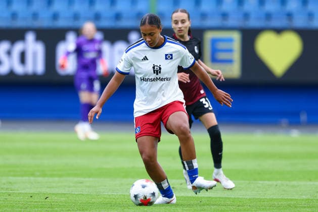 Melina Krüger (Hamburger SV, HSV, 9) am Ball, Einzelbild, Ganzkörper, Aktion, Action, Spielszene, DIE DFB-RICHTLINIEN UNTERSAGEN JEGLICHE NUTZUNG VON FOTOS ALS SEQUENZBILDER UND ODER VIDEOÄHNLICHE FOTOSTRECKEN. DFB REGULATIONS PROHIBIT ANY USE OF PHOTOGRAPHS AS IMAGE SEQUENCES AND OR QUASI-VIDEO., 23.08.2026, Hamburg (Deutschland), Fussball, Google Pixel Frauen-Bundesliga, Hamburger SV - SC Freiburg *** Melina Krüger, Hamburger SV (HSV), 9 on the ball, single frame, full-body, action, game scene, DFB REGULATIONS PROHIBIT ANY USE OF PHOTOGRAPHS AS SEQUENCE IMAGES AND OR VIDEO-LIKE PHOTO SERIES DFB REGULATIONS PROHIBIT ANY USE OF PHOTOGRAPHS AS SEQUENCE IMAGESENCES AND OR VIDEO-LIKE PHOTO SERIES, August 23, 2026, Hamburg, Germany, Soccer, Google Pixel Women’s Bundesliga, Hamburger SV, SC Freiburg xobx