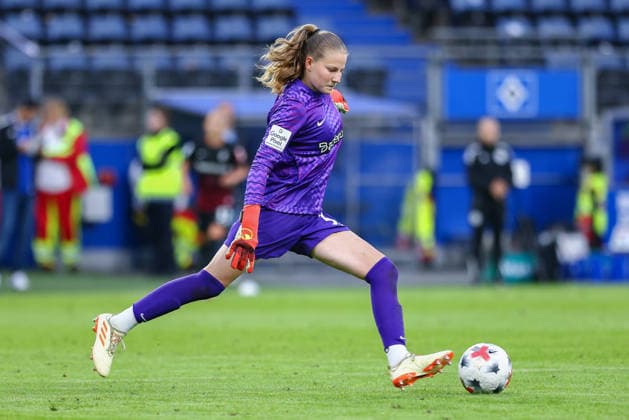 Anna Reimann (Torhüterin, Torwart, SC Freiburg, 38) am Ball, Freisteller, Einzelbild, Ganzkörper, Aktion, Action, Spielszene, DIE DFB-RICHTLINIEN UNTERSAGEN JEGLICHE NUTZUNG VON FOTOS ALS SEQUENZBILDER UND ODER VIDEOÄHNLICHE FOTOSTRECKEN. DFB REGULATIONS PROHIBIT ANY USE OF PHOTOGRAPHS AS IMAGE SEQUENCES AND OR QUASI-VIDEO., 23.08.2026, Hamburg (Deutschland), Fussball, Google Pixel Frauen-Bundesliga, Hamburger SV - SC Freiburg *** Anna Reimann, goalkeeper, SC Freiburg, age 38, with the ball, cutout, single frame, full-body, action, game scene, DFB REGULATIONS PROHIBIT ANY USE OF PHOTOGRAPHS AS SEQUENCE IMAGES AND OR VIDEO-LIKE PHOTO SERIES DFB REGULATIONS PROHIBIT ANY USE OF PHOTOGRAPHS AS IMAGE SEQUENCES AND OR QUASI-VIDEO, August 23, 2026, Hamburg, Germany, Soccer, Google Pixel Women’s Bundesliga, Hamburger SV, SC Freiburg xobx