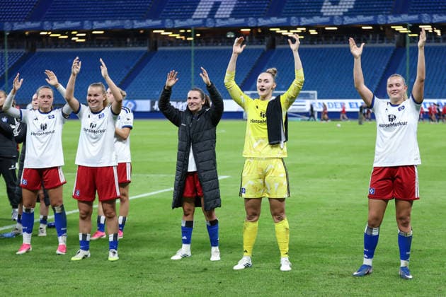 v.li.: Camilla Linberg (Hamburger SV, HSV, 7), Svea Stoldt (Hamburger SV, HSV, 8), Pauline Machtens (Hamburger SV, HSV, 28), Kinga Szemik (Torhüterin, Torwart, Hamburger SV, 12) und Nikola Karczewska (Hamburger SV, 20) bedanken sich bei den Fans, Zuschauern für die Unterstützung, DIE DFB-RICHTLINIEN UNTERSAGEN JEGLICHE NUTZUNG VON FOTOS ALS SEQUENZBILDER UND ODER VIDEOÄHNLICHE FOTOSTRECKEN. DFB REGULATIONS PROHIBIT ANY USE OF PHOTOGRAPHS AS IMAGE SEQUENCES AND OR QUASI-VIDEO., 23.08.2026, Hamburg (Deutschland), Fussball, Google Pixel Frauen-Bundesliga, Hamburger SV - SC Freiburg *** v li Camilla Linberg, Hamburger SV (HSV), 7, Svea Stoldt of Hamburger SV (HSV), 8, Pauline Machtens of Hamburger SV (HSV), 28, Kinga Szemik, goalkeeper of Hamburger SV, 12, and Nikola Karczewska of Hamburger SV, 20, would like to thank the fans and spectators for their support, DFB REGULATIONS PROHIBIT ANY USE OF PHOTOGRAPHS AS SEQUENCE IMAGES AND OR VIDEO-LIKE PHOTO SERIES DFB REGULATIONS PROHIBIT ANY USE OF PHOTOGRAPHS AS IMAGE SEQU, August 23, 2026, Hamburg, Germany, Soccer, Google Pixel Women’s Bundesliga, Hamburger SV vs. SC Freiburg xobx