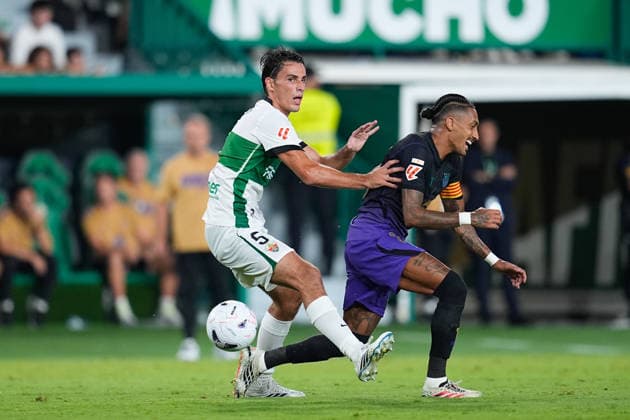 August 23, 2026, Elche, Elche, Spain: Raphinha Dias Belloli of FC Barcelona, Barca and Federico Redondo of Elche CF compete for the ball during the Spanish League, LaLiga EA Sports, football match played between Elche CF and FC Barcelona at Estadio Manuel Martinez Valero on August 23, 2026, in Elche, Spain. Elche CF V FC Barcelona - LaLiga EA Sports  - ZUMAa181 20260823_zaa_a181_217 Copyright: xDennisxAgyemanx