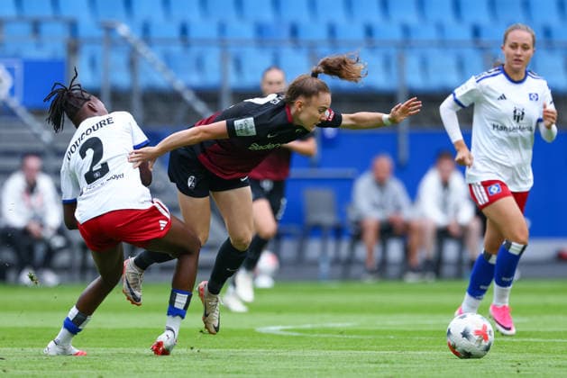 v.li.: Magou Doucoure (Hamburger SV, HSV, 2) und Lisa Kolb (SC Freiburg, 22) im Zweikampf, Duell, Dynamik, Aktion, Action, Spielszene, DIE DFB-RICHTLINIEN UNTERSAGEN JEGLICHE NUTZUNG VON FOTOS ALS SEQUENZBILDER UND ODER VIDEOÄHNLICHE FOTOSTRECKEN. DFB REGULATIONS PROHIBIT ANY USE OF PHOTOGRAPHS AS IMAGE SEQUENCES AND OR QUASI-VIDEO., 23.08.2026, Hamburg (Deutschland), Fussball, Google Pixel Frauen-Bundesliga, Hamburger SV - SC Freiburg *** v li Magou Doucoure, Hamburger SV (HSV), 2, and Lisa Kolb, SC Freiburg, 22, in a one-on-one, duel, dynamic moment, action, game scene, DFB REGULATIONS PROHIBIT ANY USE OF PHOTOGRAPHS AS SEQUENCE IMAGES AND OR VIDEO-LIKE PHOTO SERIES DFB REGULATIONS PROHIBIT ANY USE OF PHOTOGRAPHS AS IMAGE SEQUENCES AND OR QUASI-VIDEO, August 23, 2026, Hamburg, Germany, soccer, Google Pixel Women’s Bundesliga, Hamburger SV vs. SC Freiburg xobx