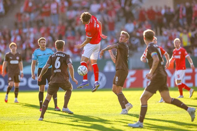 23.08.2026, Fußball, Rot-Weiss Essen - FC St. Pauli, 1. Runde DFB-Pokal 2026 27, Stadion an der Hafenstraße, Saison 2026 2027: Jaka Cuber Potocnik (RWE 09) im Zweikampf gegen Marcus Mathisen (FC St. Pauli 06) Eric Smith (FC St. Pauli 08) David Nemeth (FC St. Pauli 04) DFB regulations prohibit any use of photographs as image sequences and or quasi-video. Nordrhein-Westfalen Deutschland *** August 23, 2026, Soccer, Rot Weiss Essen vs. FC St. Pauli, First Round of the 2026–27 DFB Cup, Stadion an der Hafenstraße, 2026–2027 Season: Jaka Cuber Potocnik (RWE 09) in a tackle against Marcus Mathisen (FC St. Pauli 06), Eric Smith (FC St. Pauli 08), and David Nemeth (FC St. Pauli 04). DFB regulations prohibit any use of photographs as image sequences and or quasi-video. North Rhine-Westphalia Westphalia, Germany