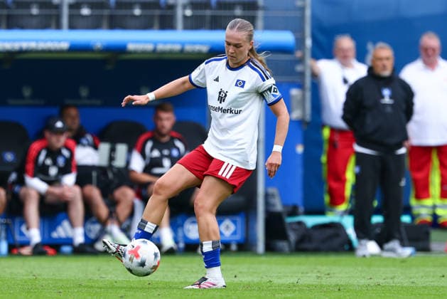 Annaleen Böhler (Hamburger SV, HSV, 6) am Ball, Freisteller, Einzelbild, Ganzkörper, Aktion, Action, Spielszene, DIE DFB-RICHTLINIEN UNTERSAGEN JEGLICHE NUTZUNG VON FOTOS ALS SEQUENZBILDER UND ODER VIDEOÄHNLICHE FOTOSTRECKEN. DFB REGULATIONS PROHIBIT ANY USE OF PHOTOGRAPHS AS IMAGE SEQUENCES AND OR QUASI-VIDEO., 23.08.2026, Hamburg (Deutschland), Fussball, Google Pixel Frauen-Bundesliga, Hamburger SV - SC Freiburg *** Annaleen Böhler, Hamburger SV (HSV), 6 on the ball, cutout, single image, full body, action, game scene, DFB REGULATIONS PROHIBIT ANY USE OF PHOTOGRAPHS AS SEQUENCE IMAGES AND OR VIDEO-LIKE PHOTO SERIES DFB REGULATIONS PROHIBIT ANY USE OF PHOTOGRAPHS AS IMAGE SEQUENCES AND OR QUASI-VIDEO, August 23, 2026, Hamburg, Germany, Soccer, Google Pixel Women’s Bundesliga, Hamburger SV, SC Freiburg xobx