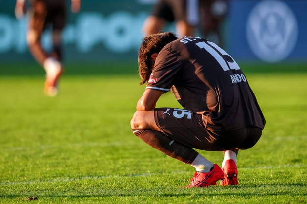 23.08.2026, Fußball, Rot-Weiss Essen - FC St. Pauli, 1. Runde DFB-Pokal 2026 27, Stadion an der Hafenstraße, Saison 2026 2027: Tomoya Ando (FC St. Pauli 15) kniet enttäuscht Enttäuschung auf dem Spielfeld nach der 0:2 Niederlage DFB regulations prohibit any use of photographs as image sequences and or quasi-video. Nordrhein-Westfalen Deutschland *** August 23, 2026, Soccer, Rot Weiss Essen vs. FC St. Pauli, First Round of the 2026–27 DFB Cup, Stadion an der Hafenstraße, 2026–2027 season: Tomoya Ando of FC St. Pauli, No. 15, kneels in disappointment; disappointment on the field after the 0–2 loss. DFB regulations prohibit any use of photographs as image sequences and or quasi-video. North Rhine-Westphalia, Germany